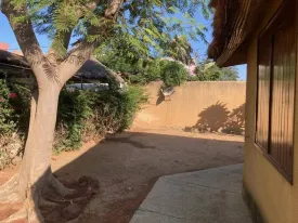 Villa idéalement située en plein centre ville de Saly,
au sein d'une résidence calme et sécurisée avec piscine commune
Elle se compose d'1 chambre avec salle de bain privative, un salon,
cuisine fonctionnelle , une terrasse, réserve d'eau, un lave linge