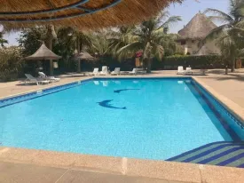 Villa idéalement située en plein centre ville de Saly,
au sein d'une résidence calme et sécurisée avec piscine commune
Elle se compose d'1 chambre avec salle de bain privative, un salon,
cuisine fonctionnelle , une terrasse, réserve d'eau, un lave linge