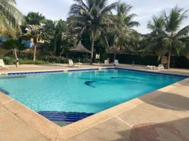 Villa idéalement située en plein centre ville de Saly,
au sein d'une résidence calme et sécurisée avec piscine commune
Elle se compose d'1 chambre avec salle de bain privative, un salon,
cuisine fonctionnelle , une terrasse, réserve d'eau, un lave linge