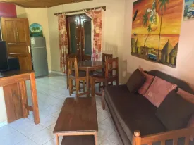 Villa idéalement située en plein centre ville de Saly,
au sein d'une résidence calme et sécurisée avec piscine commune
Elle se compose d'1 chambre avec salle de bain privative, un salon,
cuisine fonctionnelle , une terrasse, réserve d'eau, un lave linge