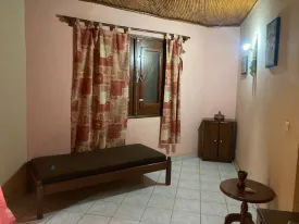 Villa idéalement située en plein centre ville de Saly,
au sein d'une résidence calme et sécurisée avec piscine commune
Elle se compose d'1 chambre avec salle de bain privative, un salon,
cuisine fonctionnelle , une terrasse, réserve d'eau, un lave linge