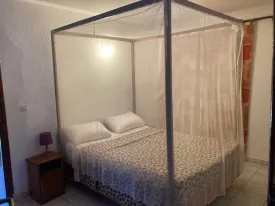 Villa idéalement située en plein centre ville de Saly,
au sein d'une résidence calme et sécurisée avec piscine commune
Elle se compose d'1 chambre avec salle de bain privative, un salon,
cuisine fonctionnelle , une terrasse, réserve d'eau, un lave linge