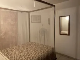 Villa idéalement située en plein centre ville de Saly,
au sein d'une résidence calme et sécurisée avec piscine commune
Elle se compose d'1 chambre avec salle de bain privative, un salon,
cuisine fonctionnelle , une terrasse, réserve d'eau, un lave linge