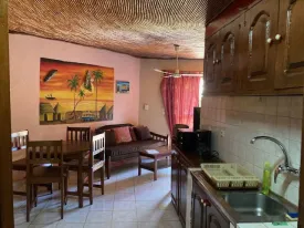 Villa idéalement située en plein centre ville de Saly,
au sein d'une résidence calme et sécurisée avec piscine commune
Elle se compose d'1 chambre avec salle de bain privative, un salon,
cuisine fonctionnelle , une terrasse, réserve d'eau, un lave linge