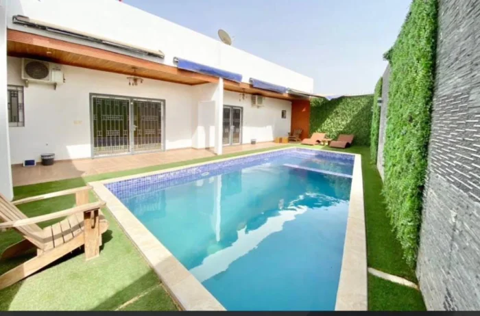 Villa avec piscine privée, sur un terrain en Bail,  4 chambres climatisées , avec placards et dressing , 4 salles de bain, salon, séjour; cuisine équipée et ouverte sur le séjour, arrière cuisine, , cellier, terrasse , piscine 8x4 
local gardien , réserves d'eau, panneau solaire