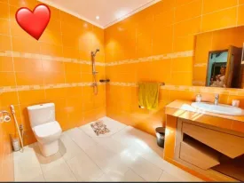 Villa avec piscine privée, sur un terrain en Bail, 4 chambres climatisées , avec placards et dressing , 4 salles de bain, salon, séjour; cuisine équipée et ouverte sur le séjour, arrière cuisine, , cellier, terrasse , piscine 8x4
local gardien , réserves d'eau, panneau solaire