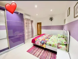 Villa avec piscine privée, sur un terrain en Bail, 4 chambres climatisées , avec placards et dressing , 4 salles de bain, salon, séjour; cuisine équipée et ouverte sur le séjour, arrière cuisine, , cellier, terrasse , piscine 8x4
local gardien , réserves d'eau, panneau solaire