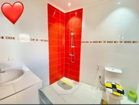Villa avec piscine privée, sur un terrain en Bail, 4 chambres climatisées , avec placards et dressing , 4 salles de bain, salon, séjour; cuisine équipée et ouverte sur le séjour, arrière cuisine, , cellier, terrasse , piscine 8x4
local gardien , réserves d'eau, panneau solaire