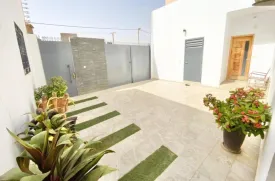 Villa avec piscine privée, sur un terrain en Bail, 4 chambres climatisées , avec placards et dressing , 4 salles de bain, salon, séjour; cuisine équipée et ouverte sur le séjour, arrière cuisine, , cellier, terrasse , piscine 8x4
local gardien , réserves d'eau, panneau solaire