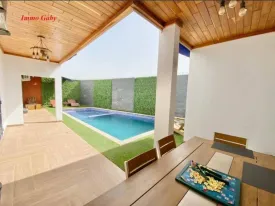Villa avec piscine privée, sur un terrain en Bail, 4 chambres climatisées , avec placards et dressing , 4 salles de bain, salon, séjour; cuisine équipée et ouverte sur le séjour, arrière cuisine, , cellier, terrasse , piscine 8x4
local gardien , réserves d'eau, panneau solaire