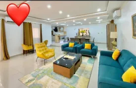 Villa avec piscine privée, sur un terrain en Bail, 4 chambres climatisées , avec placards et dressing , 4 salles de bain, salon, séjour; cuisine équipée et ouverte sur le séjour, arrière cuisine, , cellier, terrasse , piscine 8x4
local gardien , réserves d'eau, panneau solaire