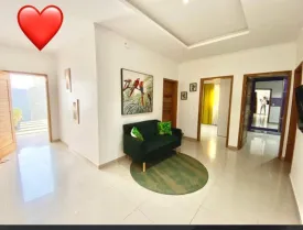 Villa avec piscine privée, sur un terrain en Bail, 4 chambres climatisées , avec placards et dressing , 4 salles de bain, salon, séjour; cuisine équipée et ouverte sur le séjour, arrière cuisine, , cellier, terrasse , piscine 8x4
local gardien , réserves d'eau, panneau solaire