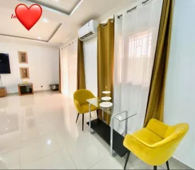 Villa avec piscine privée, sur un terrain en Bail, 4 chambres climatisées , avec placards et dressing , 4 salles de bain, salon, séjour; cuisine équipée et ouverte sur le séjour, arrière cuisine, , cellier, terrasse , piscine 8x4
local gardien , réserves d'eau, panneau solaire