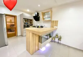 Villa avec piscine privée, sur un terrain en Bail, 4 chambres climatisées , avec placards et dressing , 4 salles de bain, salon, séjour; cuisine équipée et ouverte sur le séjour, arrière cuisine, , cellier, terrasse , piscine 8x4
local gardien , réserves d'eau, panneau solaire