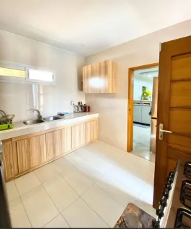 Villa avec piscine privée, sur un terrain en Bail, 4 chambres climatisées , avec placards et dressing , 4 salles de bain, salon, séjour; cuisine équipée et ouverte sur le séjour, arrière cuisine, , cellier, terrasse , piscine 8x4
local gardien , réserves d'eau, panneau solaire
