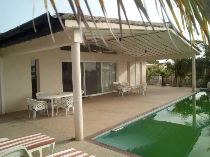 Cette villa au Lac Rose offre un cadre exceptionnel avec une vue dégagée et aucun vis à vis