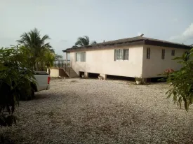Cette villa au Lac Rose offre un cadre exceptionnel avec une vue dégagée et aucun vis à vis