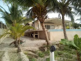 Cette villa au Lac Rose offre un cadre exceptionnel avec une vue dégagée et aucun vis à vis