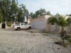 Cette villa au Lac Rose offre un cadre exceptionnel avec une vue dégagée et aucun vis à vis