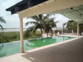 Cette villa au Lac Rose offre un cadre exceptionnel avec une vue dégagée et aucun vis à vis