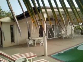 Cette villa au Lac Rose offre un cadre exceptionnel avec une vue dégagée et aucun vis à vis