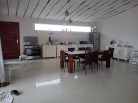Cette villa au Lac Rose offre un cadre exceptionnel avec une vue dégagée et aucun vis à vis