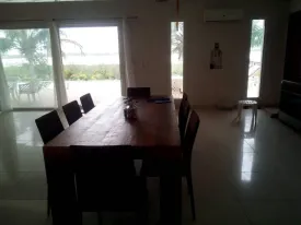 Cette villa au Lac Rose offre un cadre exceptionnel avec une vue dégagée et aucun vis à vis