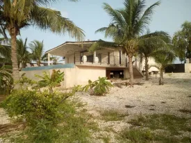 Cette villa au Lac Rose offre un cadre exceptionnel avec une vue dégagée et aucun vis à vis