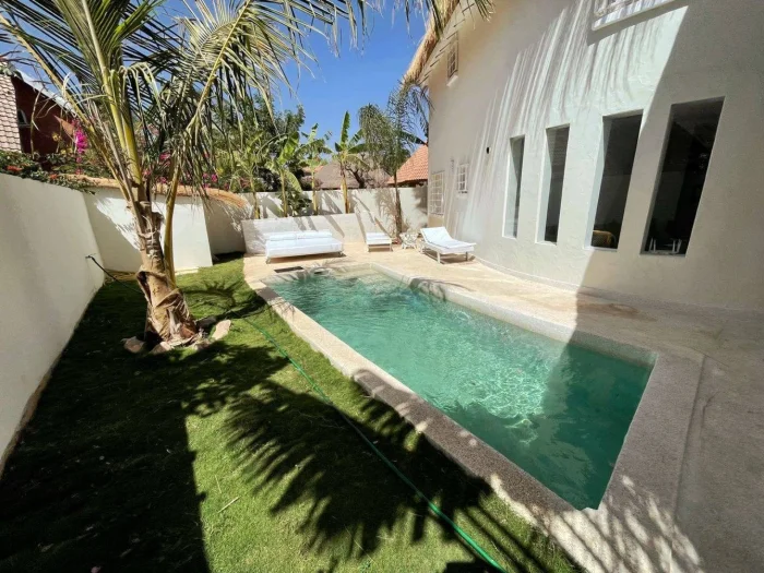 Située en 2è ligne mer , cette jolie villa se trouve en résidence avec piscine commune, plage privée, groupe électrogène et parking extérieur