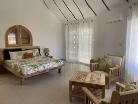 Située en 2è ligne mer , cette jolie villa se trouve en résidence avec piscine commune, plage privée, groupe électrogène et parking extérieur
