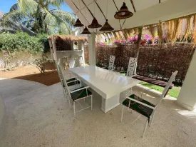 Située en 2è ligne mer , cette jolie villa se trouve en résidence avec piscine commune, plage privée, groupe électrogène et parking extérieur