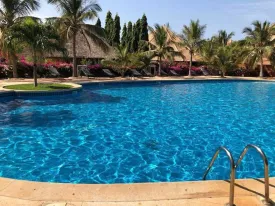 Située en 2è ligne mer , cette jolie villa se trouve en résidence avec piscine commune, plage privée, groupe électrogène et parking extérieur