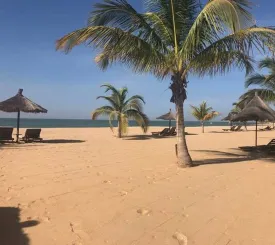 Située en 2è ligne mer , cette jolie villa se trouve en résidence avec piscine commune, plage privée, groupe électrogène et parking extérieur