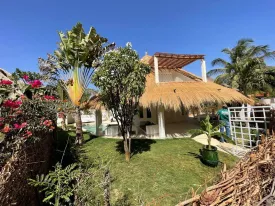 Située en 2è ligne mer , cette jolie villa se trouve en résidence avec piscine commune, plage privée, groupe électrogène et parking extérieur