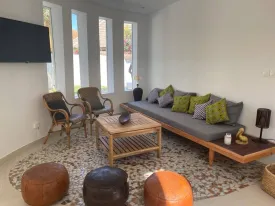 Située en 2è ligne mer , cette jolie villa se trouve en résidence avec piscine commune, plage privée, groupe électrogène et parking extérieur