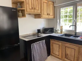Située en 2è ligne mer , cette jolie villa se trouve en résidence avec piscine commune, plage privée, groupe électrogène et parking extérieur