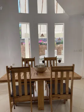 Située en 2è ligne mer , cette jolie villa se trouve en résidence avec piscine commune, plage privée, groupe électrogène et parking extérieur