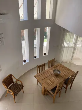Située en 2è ligne mer , cette jolie villa se trouve en résidence avec piscine commune, plage privée, groupe électrogène et parking extérieur