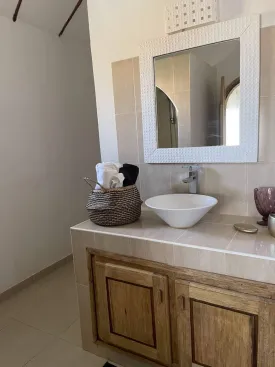 Située en 2è ligne mer , cette jolie villa se trouve en résidence avec piscine commune, plage privée, groupe électrogène et parking extérieur