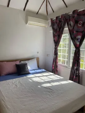 Située en 2è ligne mer , cette jolie villa se trouve en résidence avec piscine commune, plage privée, groupe électrogène et parking extérieur